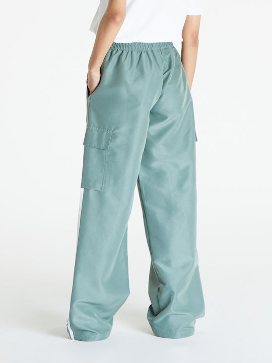 Adicolor 3-Stripes Women's Fabric Cargo Pants with Rubber Band in Loose Fit Green