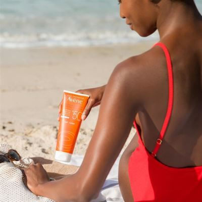 Eau Thermale Avène Lait Αδιάβροχη Αντηλιακή Κρέμα Προσώπου & Σώματος SPF50+ 250ml