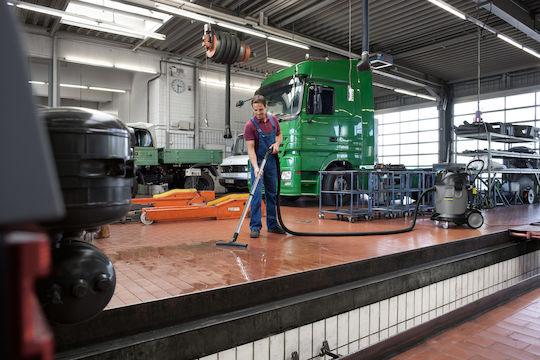 Karcher NT 70/2 Прахосмукачка За Течности / Твърди 2400W с Пластмаса Контейнер 70лт