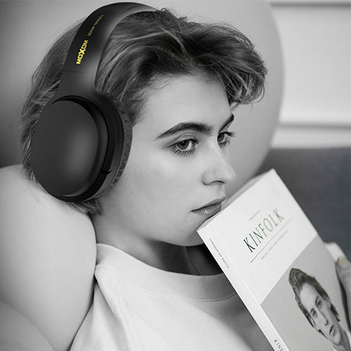 Moxom MX-WL16 Bluetooth Wireless Over Ear Headphones with Radio with 5 hours of Operation Black