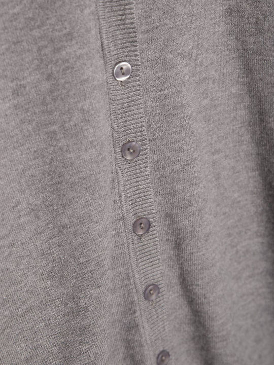 Einfacher grauer Cardigan mit Knöpfen