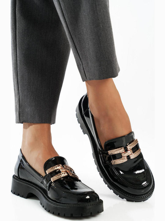 Schwarze griechische Loafer mit gehämmerter Verzierung