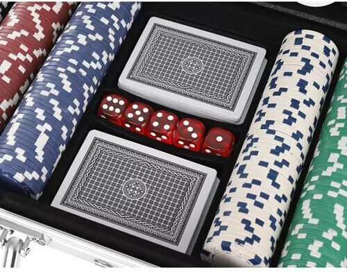 Set von 300 nummerierten Pokerchips in Koffer mit 3 Kartenspielen