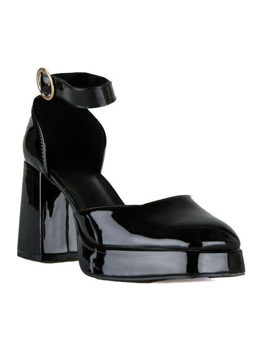 Schwarze Lack-Plateaupumps mit Riemen