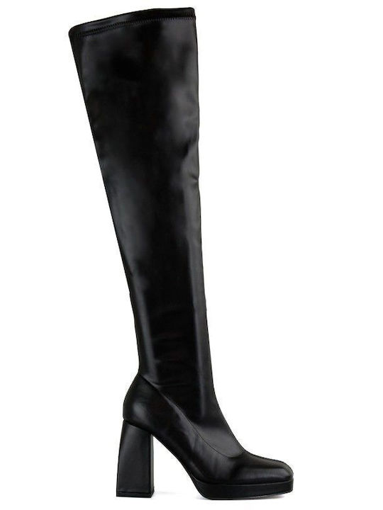 Schwarzer Stiefel mit klobigem Absatz