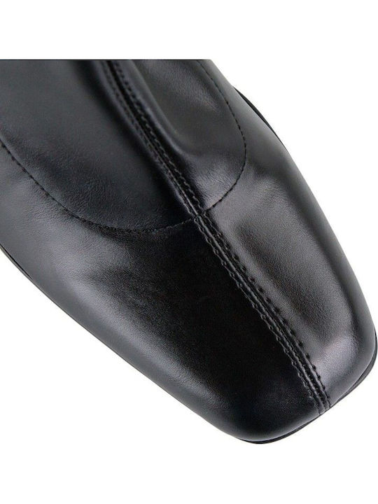 Schwarzer Stiefel mit klobigem Absatz