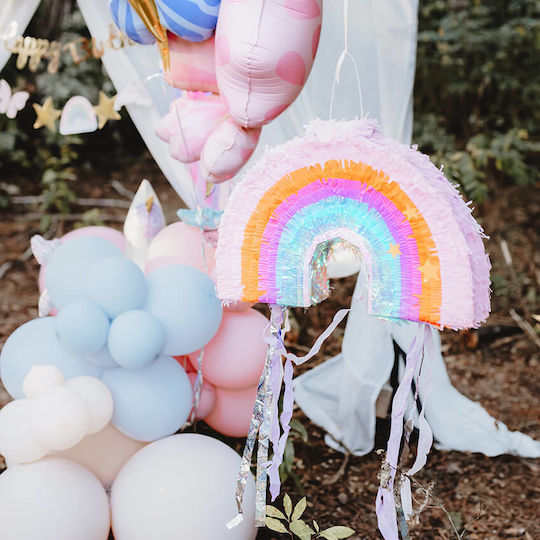 Regenbogen-Piñata mit goldenen Sternen