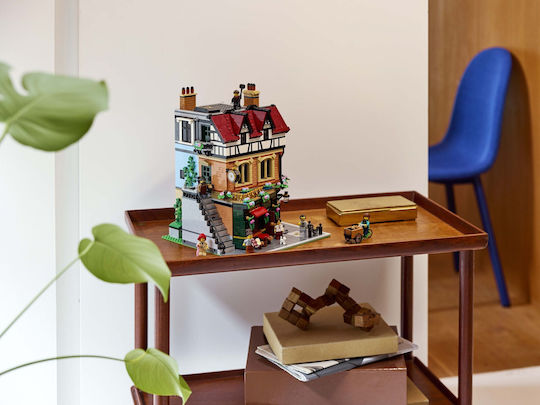 LEGO Icons Tudor Corner за 18+ Години 3266 Бройки
