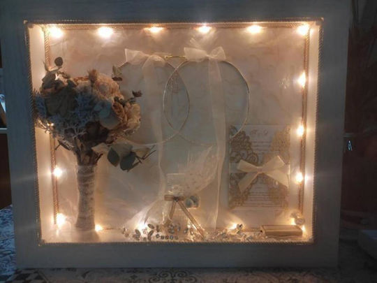 Hängender Hochzeitskronen-Schaukasten Beige Grau