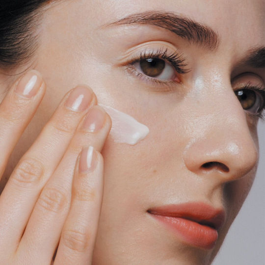 Shiseido Future Solution LX Cremă De Față 24 Ore Pentru Hidratare, Anti-Îmbătrânire & Tonifiere Cu Acid Hialuronic & Vitamina C 50ml