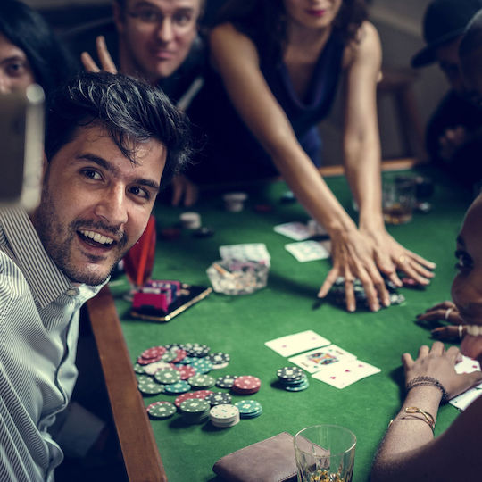 Set Poker Complex 300 Jetoane de la Relaxdays Include 2 Pachete Cărți 5 Zaruri Echipat cu Geantă de Aluminiu Măsurând 26.5 X 38 X 7 Cm