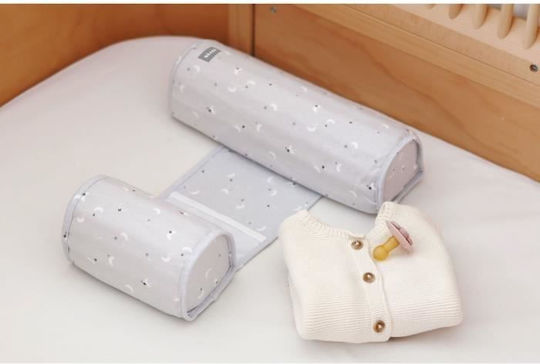 Beaba Pernă în formă de potcoavă pentru bebeluși Moon & Stars Gri 33x32buc Beaba Pernă în formă de potcoavă pentru bebeluși Moon & Stars Gri 33x32buc