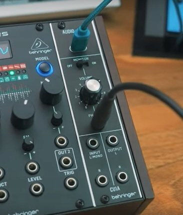 Behringer Аналогов Синтезатор