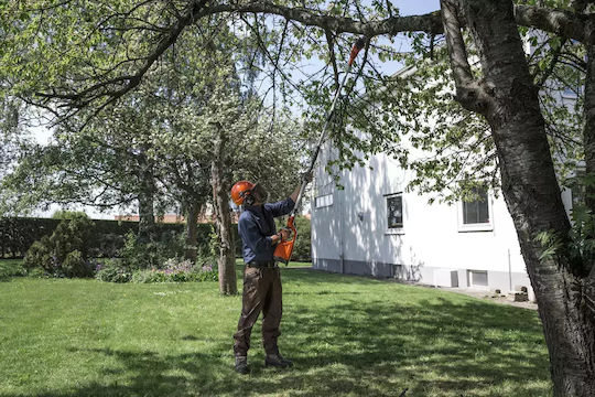 Husqvarna 120ITK4-P Free Standing Battery Pole Saw 36V 1x2Ah Total Length 304cm and Blade 25cm