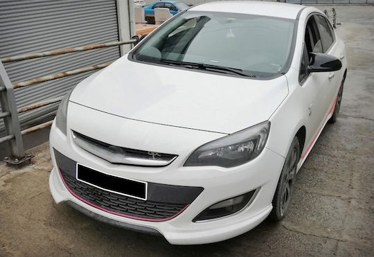 Комплект от 2 капачки за огледала в стил Батман Opel Astra J 2009-2020 Пиано черен цвят Лъскаво черно Лесен монтаж UV устойчив Премиум материал