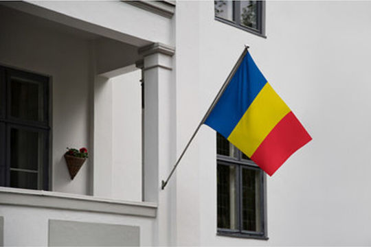 Flagge von Rumänien mit einem Einsatz und Wandhalterung