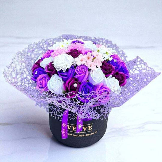Aranjament Floral Amethyst Flori Săpun În Cutie Rotundă Neagră ⌀ 20cm Accesorizată Cu Fundiță Plasă De Sisal Mov-crem-alb