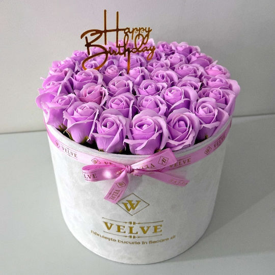 Aranjament Floral Majestic Liliac Trandafiri Săpun În Cutie Catifea Albă Mesaj „La Mulți Ani” Aranjament Floral Majestic Liliac Trandafiri Săpun În Cutie Catifea Albă Mesaj „La Mulți Ani”