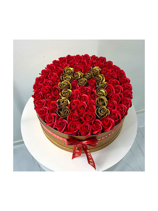 Aranjament Floral Personalizat Litera M În Cutie Rotundă Aurie 55 Trandafiri Săpun