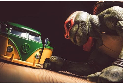 Jada Toys Teenage Mutant Ninja Turtles Batman 1962 VW Bus mit Leonardo VW Bus mit Leonardo Replik Fahrzeug Länge 7cm im Maßstab 1:24 2 Stück