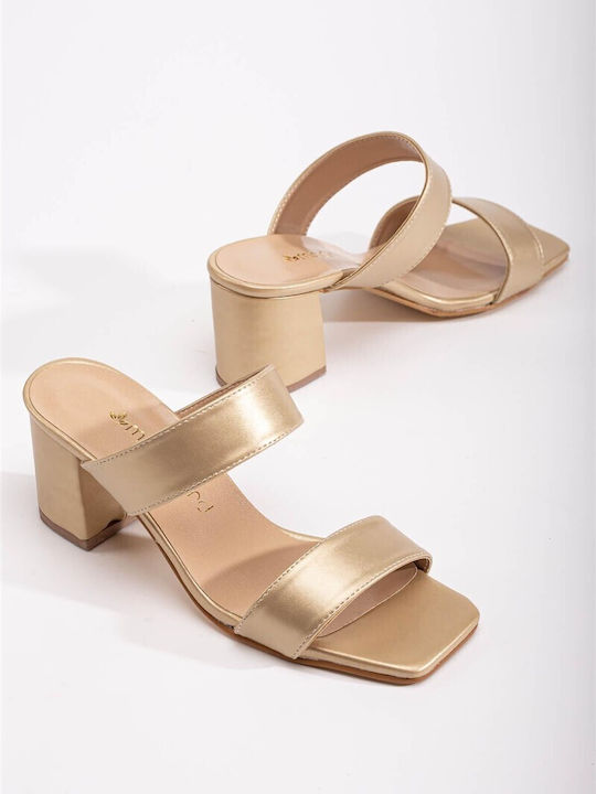 Leder Mules mit Absatz in Gold Farbe