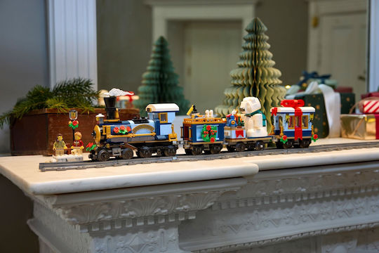 LEGO Icons Holiday Express Train For 18+ Years 956 Pieces