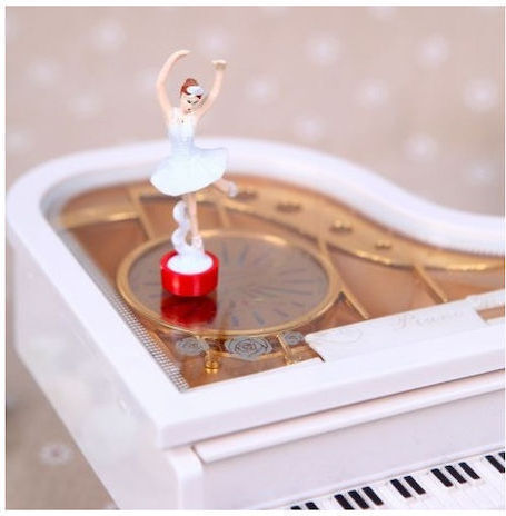 Decorative Musical Instrument Plastic Wind-Up Piano Ballerina Dancing 16x14.5x9cm