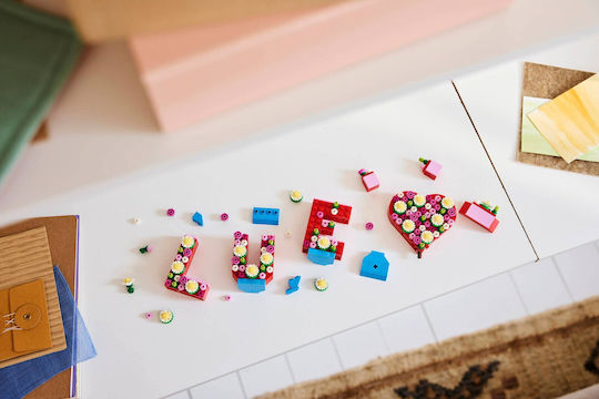 LEGO Building Blocks Love Letters - Valentine's Day for 8+ Years 345 Pieces