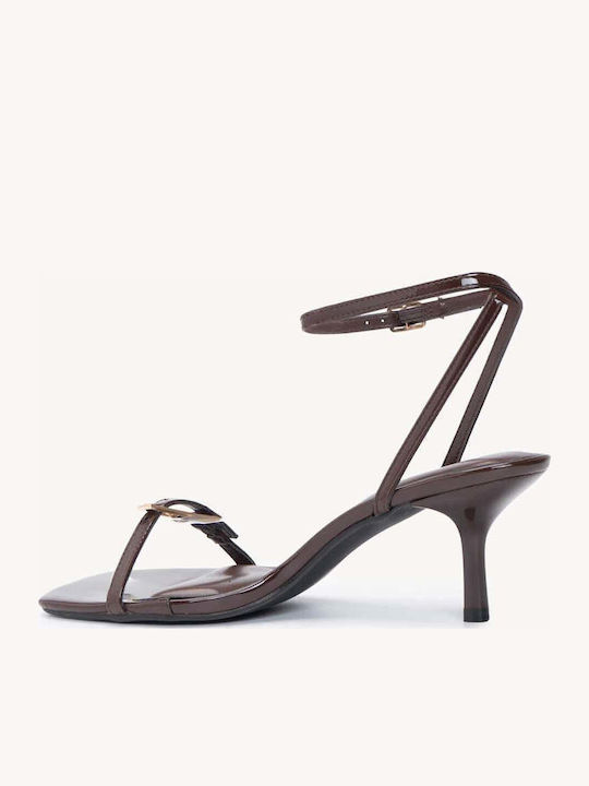 Braune Damen Sandalen mit Dünnen Riemen Aus Lackleder Oberfläche