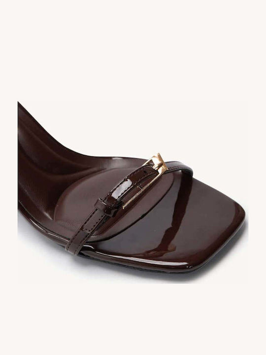 Braune Damen Sandalen mit Dünnen Riemen Aus Lackleder Oberfläche