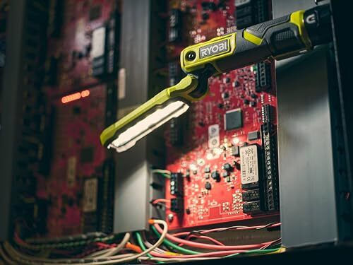 Ryobi Фенер за работилница LED със светлинен поток до 650лм
