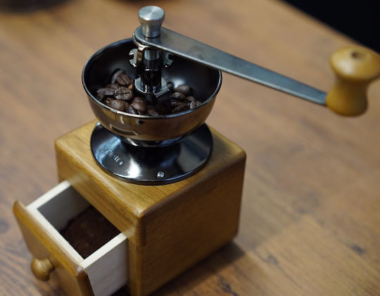 Hario Small Manuelle Kaffeemühle Holz