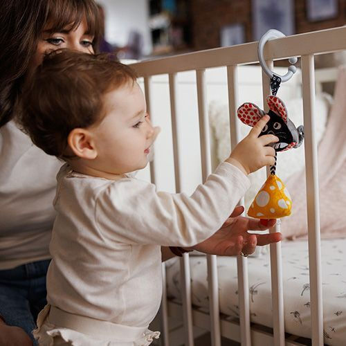 Babyono Hängendes Babyspielzeug für Kinderbett und Kinderwagen Maus für Neugeborene