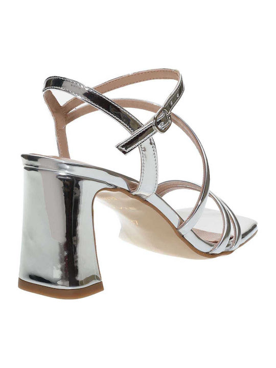 Lackleder Pumps mit Riemen & Mittlerem Absatz in Silber