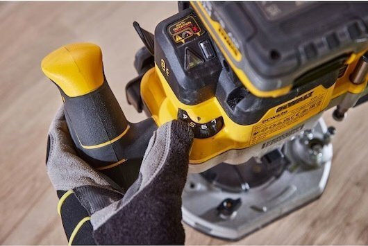 DEWALT Κάθετη Φρέζα Χωρίς Καρβουνάκια (Brushless) 2x