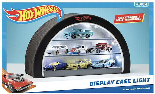 Paladone Display Case Количка Tyre Display Case Light на Paladone е идеалното решение за да покажеш колекцията си комбинирайки съхранение и осветление в впечатляващ дизайн вдъхновен от автомобилна гума С ширина около 26 см 10.2” тази LED осветена основа събира до 8 Hot Wheels превозни средства не са включени предлага впечатляващо изложение както на бюро така и на рафт Може да бъде поставена на стена или използвана свободно докато работи с USB или батерии