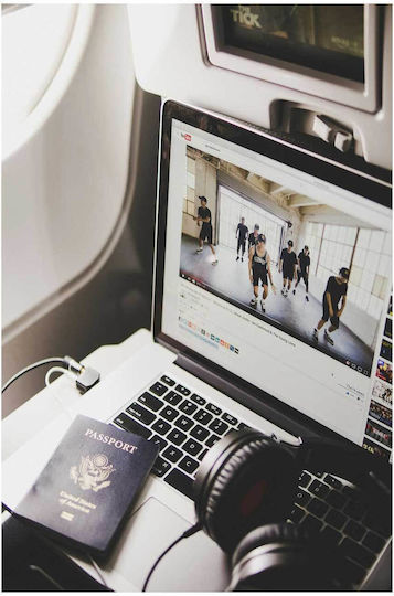 Πίνακας Watching Dance Video On Laptop During Travel Παρακολούθηση Βίντεο Χορού Φορητό Υπολογιστή Κατά Τη Διάρκεια Του Ταξιδιού 70x100