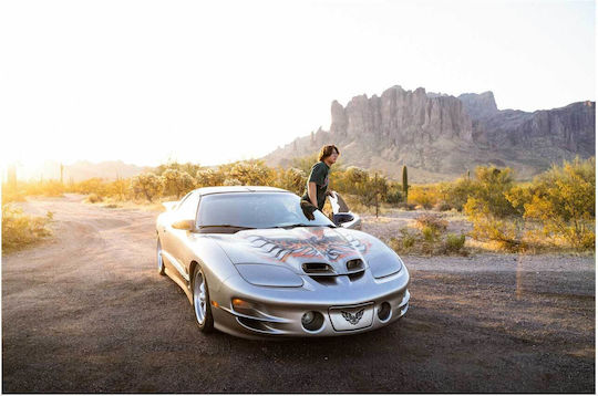 Πίνακας Man Sports Car At Sunset In Desert Άνδρας Σπορ Αυτοκίνητο Στο Ηλιοβασίλεμα Στην Έρημο 90x60