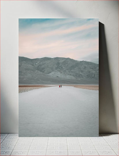 Couple Walking In Desert Landscape Ζευγάρι Που Περπατά Στο Έρημο Τοπίο 1 σε Καμβά