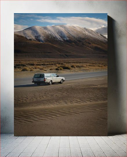 Lonely Car In Mountainous Desert Μοναχικό Αυτοκίνητο Στην Ορεινή Έρημο σε Καμβά