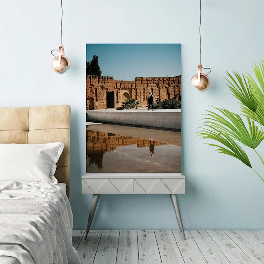 Person Walking By Ancient Wall With Reflection In Water Πρόσωπο Που Περπατά Δίπλα Στον Αρχαίο Τοίχο Με Αντανάκλαση Στο Νερό