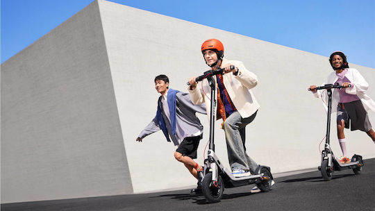 Segway Segway Ninebot Ekickscooter E3 Електрическа Тротинетка с 25km/h Максимална Скорост и 45km Автономия в Черен Цвят