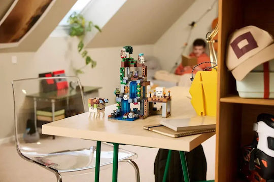 LEGO Minecraft Ghast Station for Ages 9+ 754 Pieces