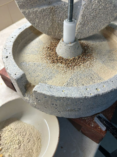 Manual Grain Mill 30 Cm Natural Quartz Millstones Wooden Base Wheat Corn Rice Flour Grinder Hand Crank Greece Mill