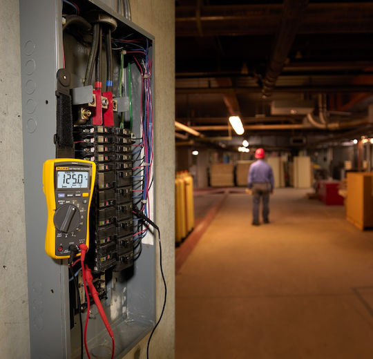 Fluke 117 Multimetru digital RMS real cu Măsurare AC / DC / Rezistență / Capacitate / Temperatură
