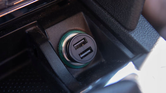 Swissten Auto-Ladegerät 45W 3A Schnellladung mit Anschlüssen: 1xUSB 2xType-C Schwarz Farbe