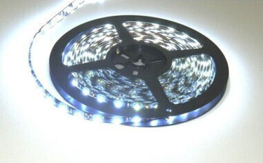 Bandă LED impermeabilă 12V tip SMD3528 cu sursă de alimentare