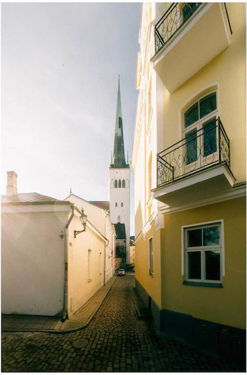 iLovePrints Gemälde Enge Gasse Kirchturm Schmaler Weg Kirchliches Glockenturm 100x150