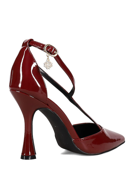 Pumps aus Lackleder mit Riemen Burgundisch