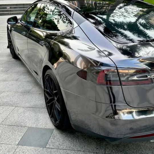 Folie pentru colantare auto Dark Chrome Tehnologie Bubblefree Aplicare ușoară Dimensiune 1m X 1.5m
